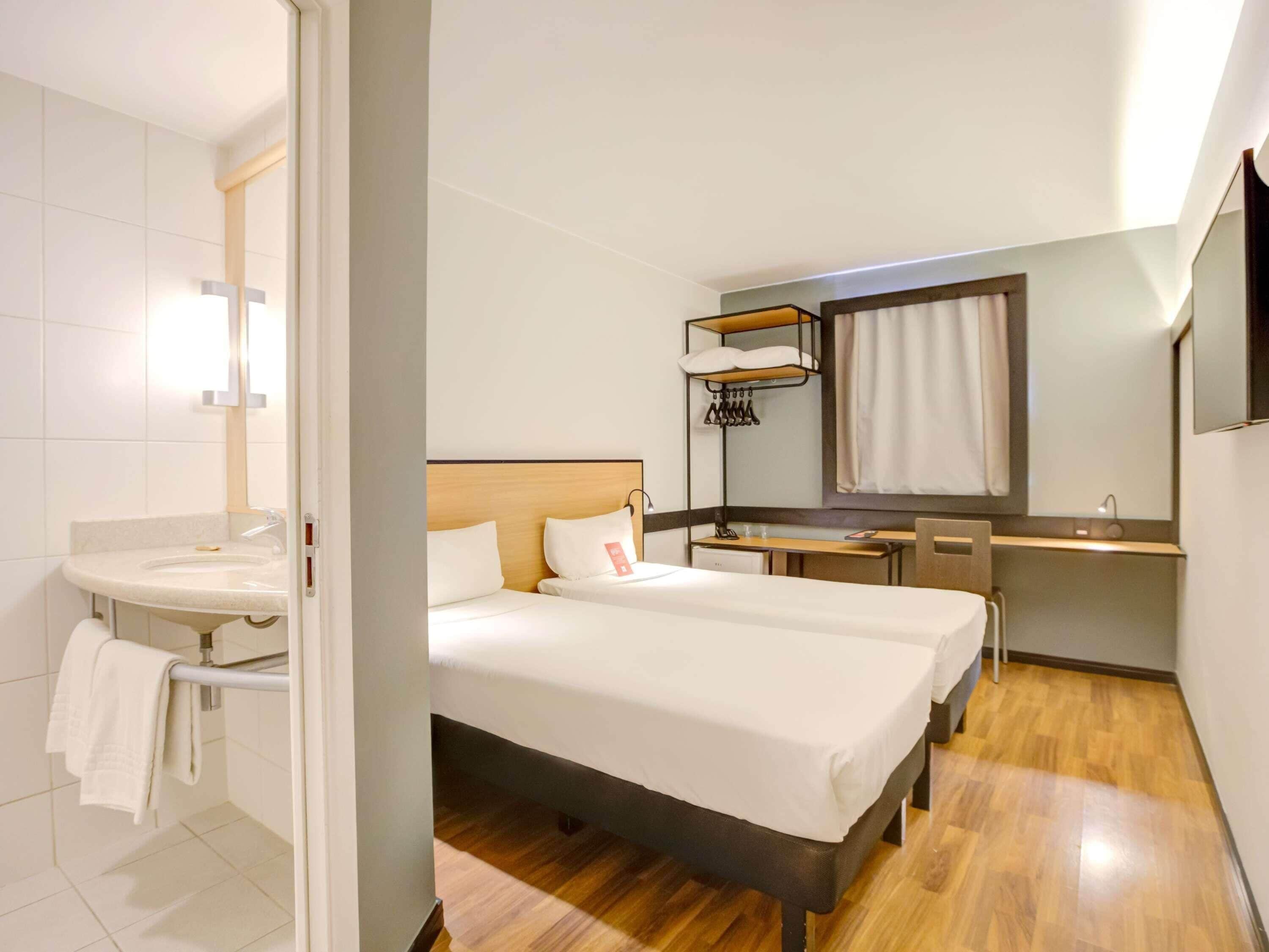 Habitación estándar, 2 camas individuales | Minibar, escritorio, espacio para trabajar con laptop y insonorización 