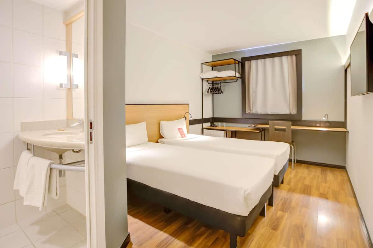 Habitación estándar, 2 camas individuales | Minibar, escritorio, espacio para trabajar con laptop y insonorización
