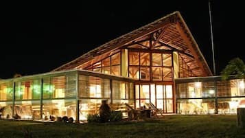 Chalé | Fachada da propriedade à noite