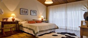 Chalet | Minibar, individually decorated, desk, blackout drapes