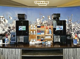 Una estación de café con dos máquinas de café, un dispensador de agua y diversos artículos relacionados con el café.