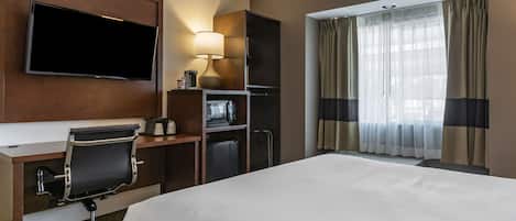 Ylelliset vuodevaatteet, untuvapeitot, tallelokero huoneessa, työpöytä