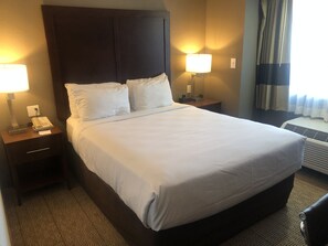 Standardzimmer, 1 Queen-Bett, Nichtraucher | Hochwertige Bettwaren, Daunenbettdecken, Zimmersafe, Schreibtisch