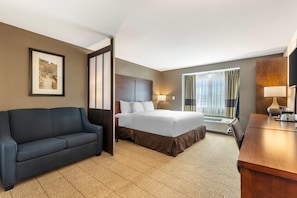 Phòng Suite, 1 giường cỡ king, phù hợp cho người khuyết tật, không hút thuốc | Bộ đồ giường cao cấp, chăn bông, két bảo mật tại phòng, bàn 