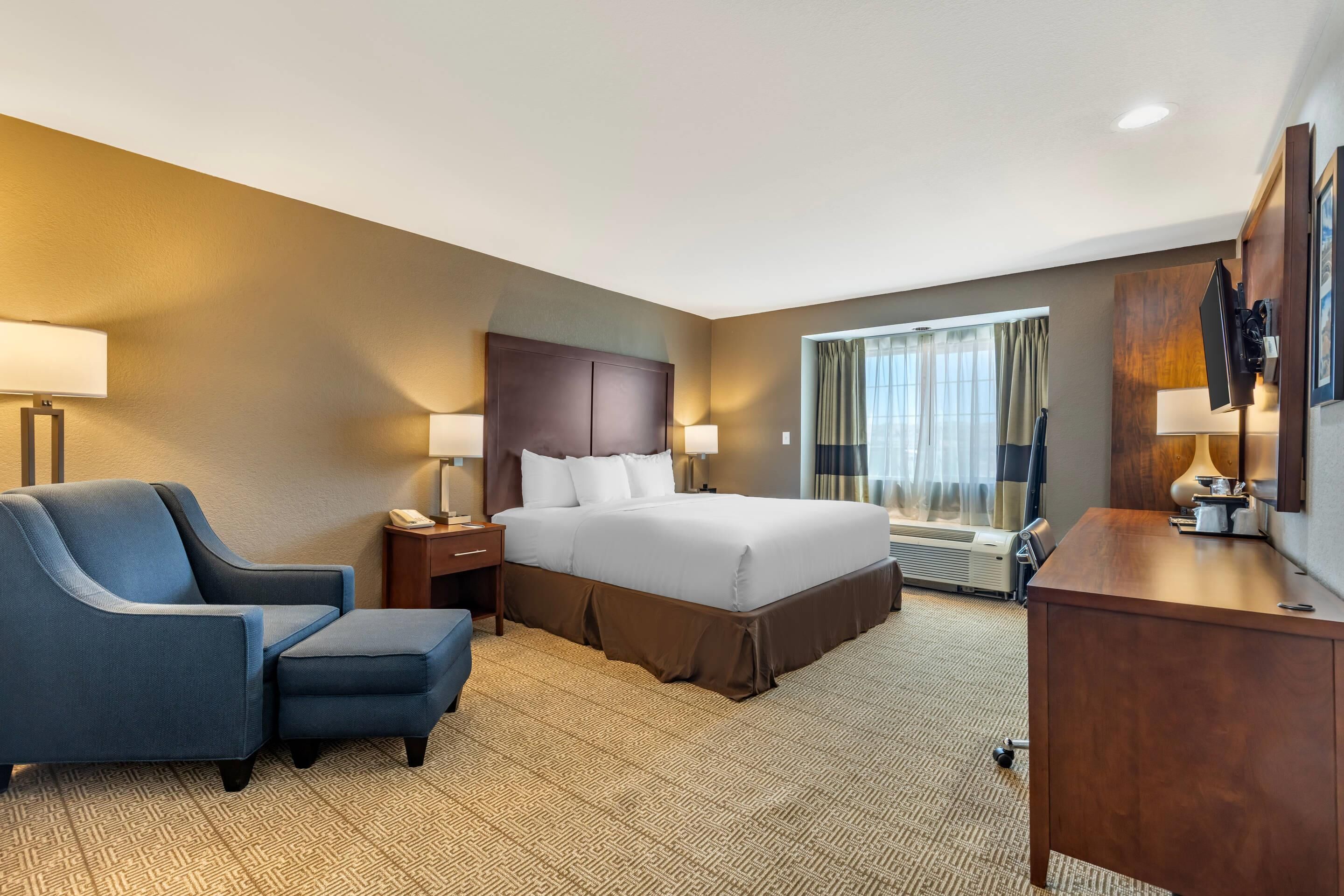 ルーム キングベッド 1 台 車椅子で利用可能な浴槽 禁煙 | 高級寝具、羽毛の掛け布団、セーフティボックス (室内)、デスク