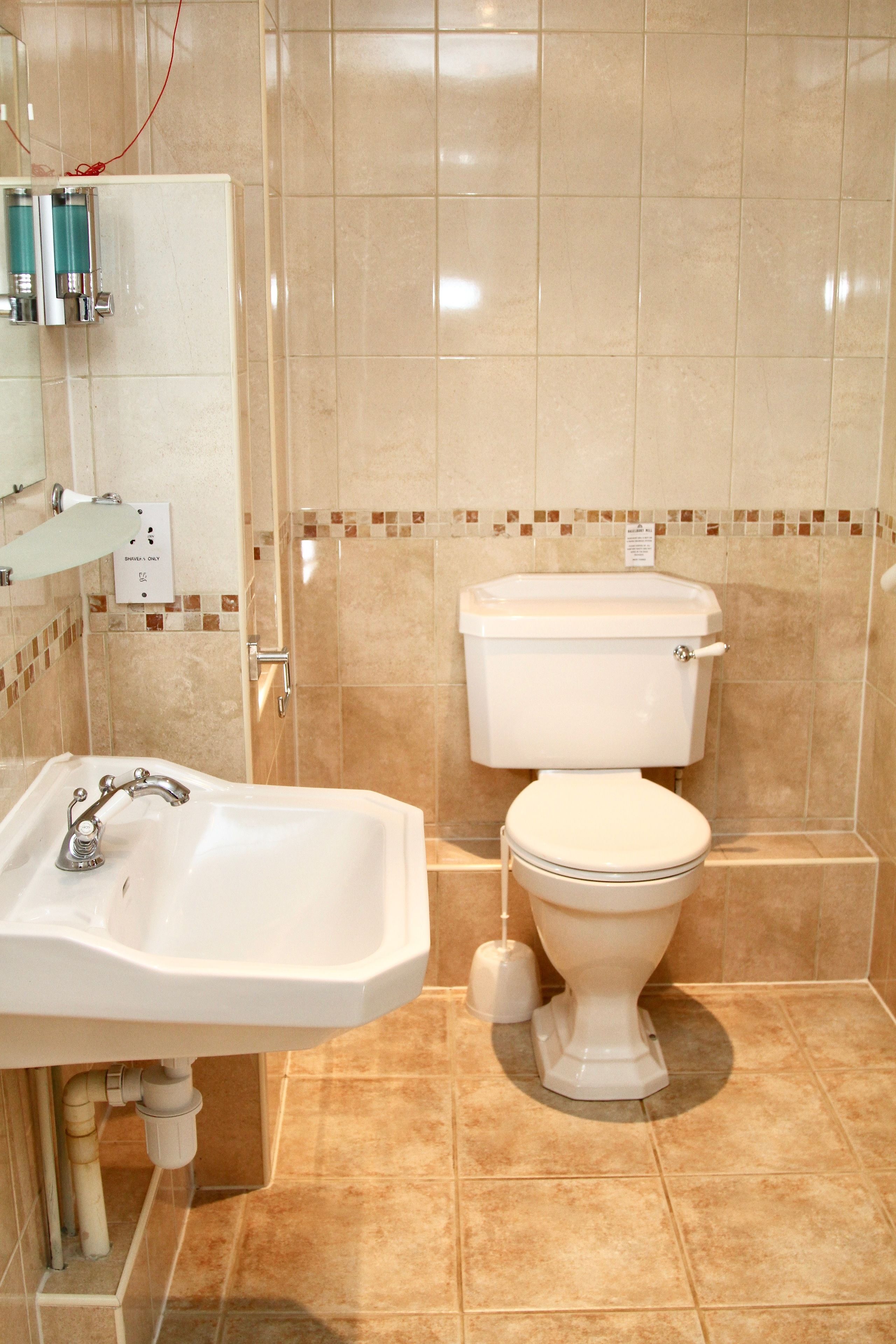 superior double room | bathroom | combined shower/bathtub, free toiletries, hair dryer, towels