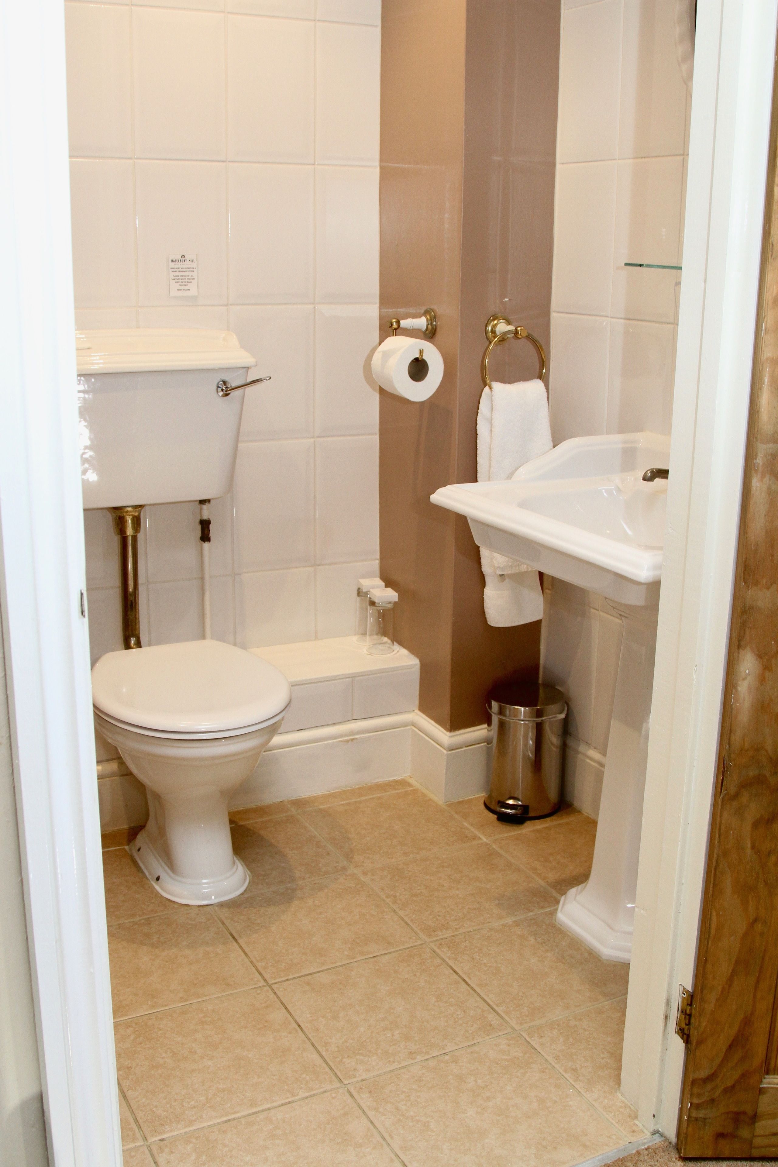 classic double room | bathroom | combined shower/bathtub, free toiletries, hair dryer, towels