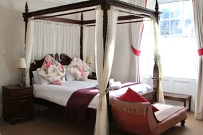 高级双人房 | 高档床上用品、办公桌、熨斗/熨衣板、免费 WiFi