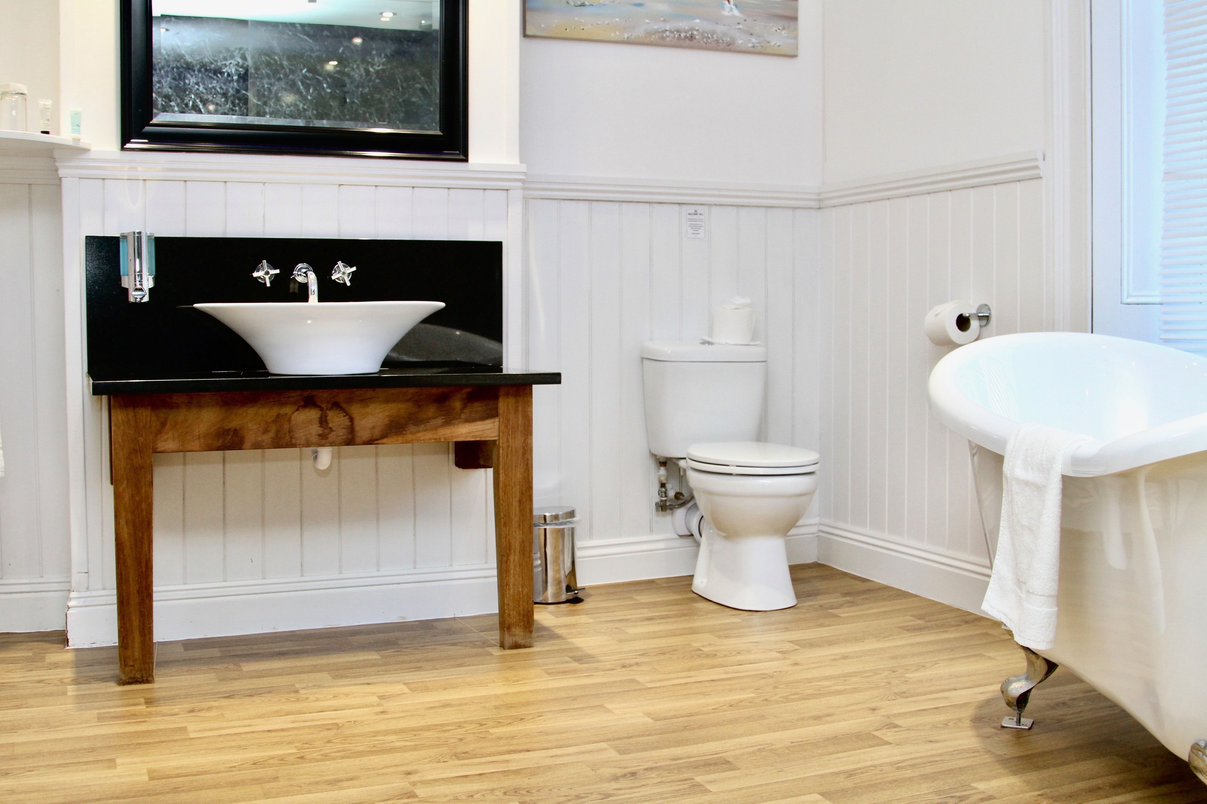 superior double room | bathroom | combined shower/bathtub, free toiletries, hair dryer, towels