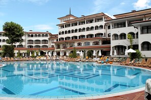Indoor pool, outdoor pool, open 9 AM to 7 PM, pool umbrellas - Helena Park - Ultra All inclusive (Sunny Beach)