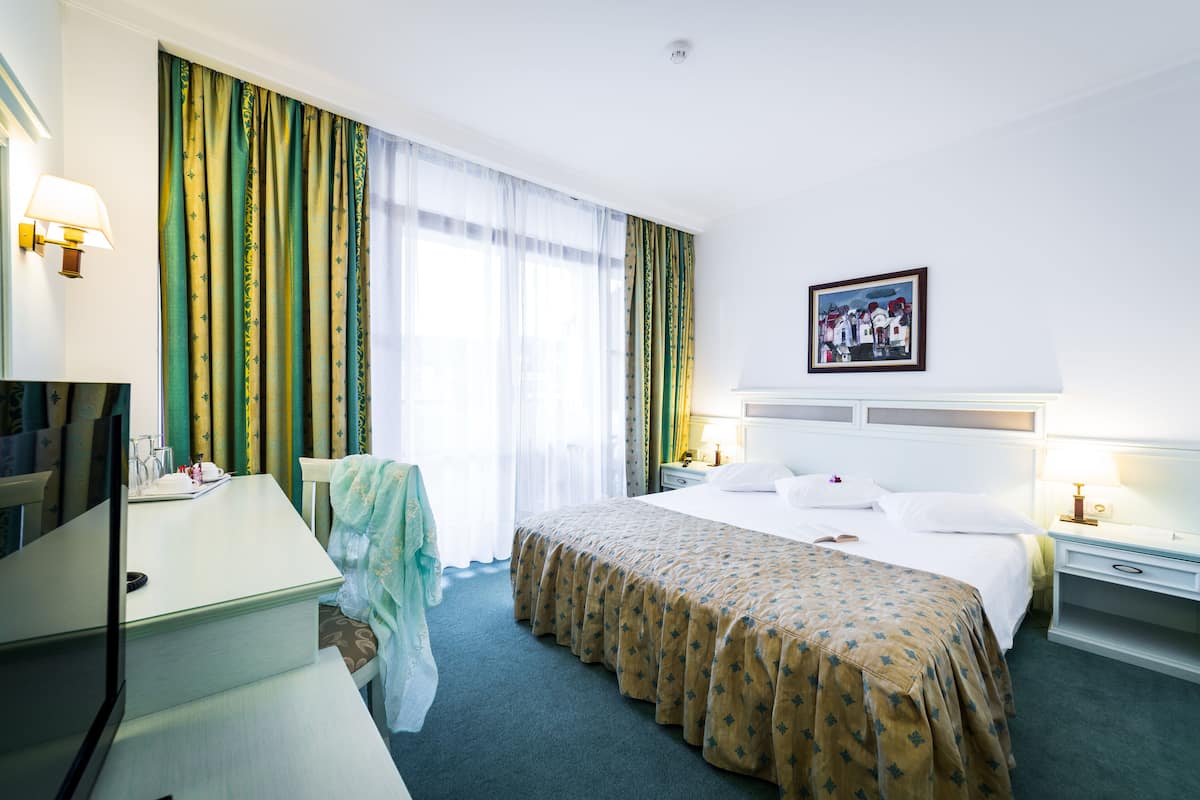 Camera doppia (Free Beach Access, Free Wifi, Parking) | Minibar con snack e bevande gratuite, una cassaforte in camera