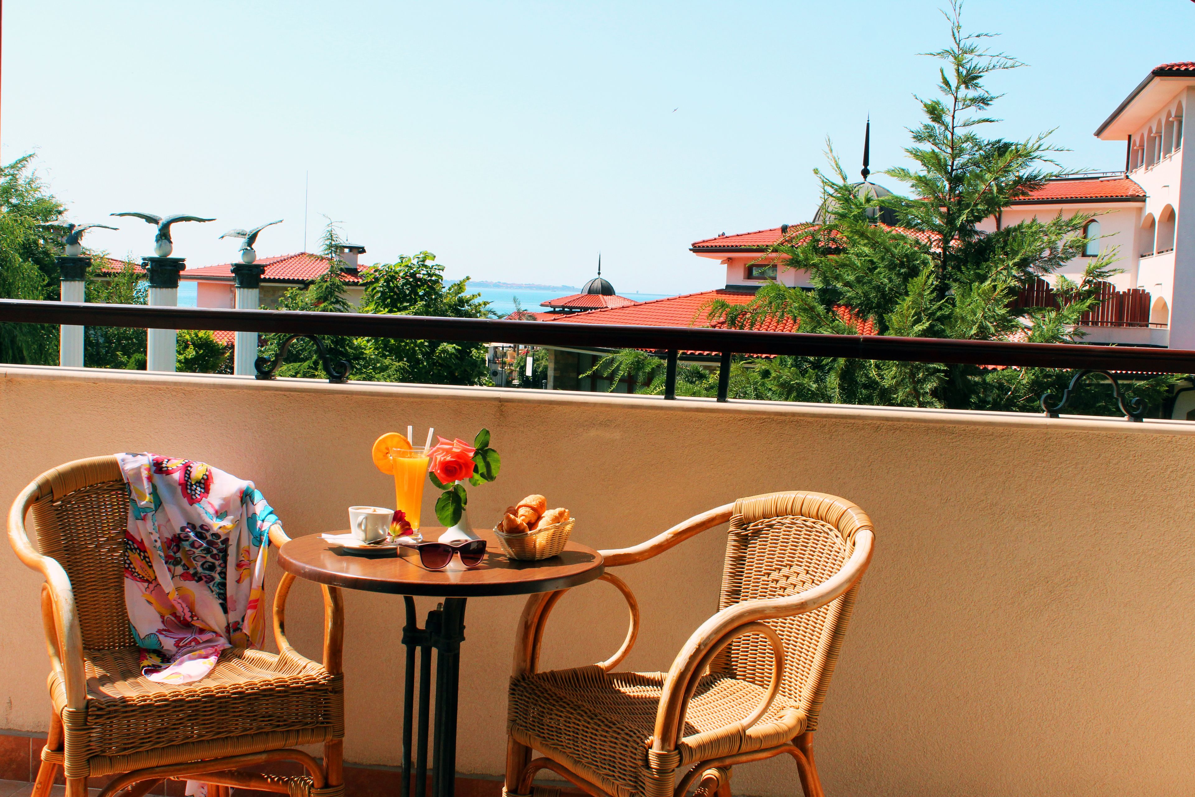 Free minibar, in-room safe, desk, free WiFi