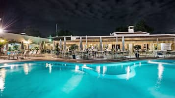 Piscine couverte, piscine extérieure, parasols de plage, chaises longues