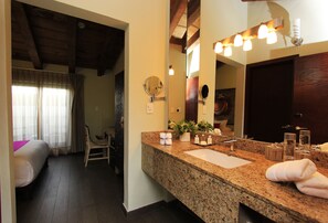 Deluxe Room, 1 Queen Bed | Premium bedding, down duvets, pillow-top beds, in-room safe - Plaza Gallery Hotel & Boutique (San Cristóbal de las Casas)