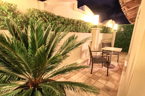 Chambre familiale, 1 trÚs grand lit et 1 canapé-lit, terrasse | Terrasse/patio