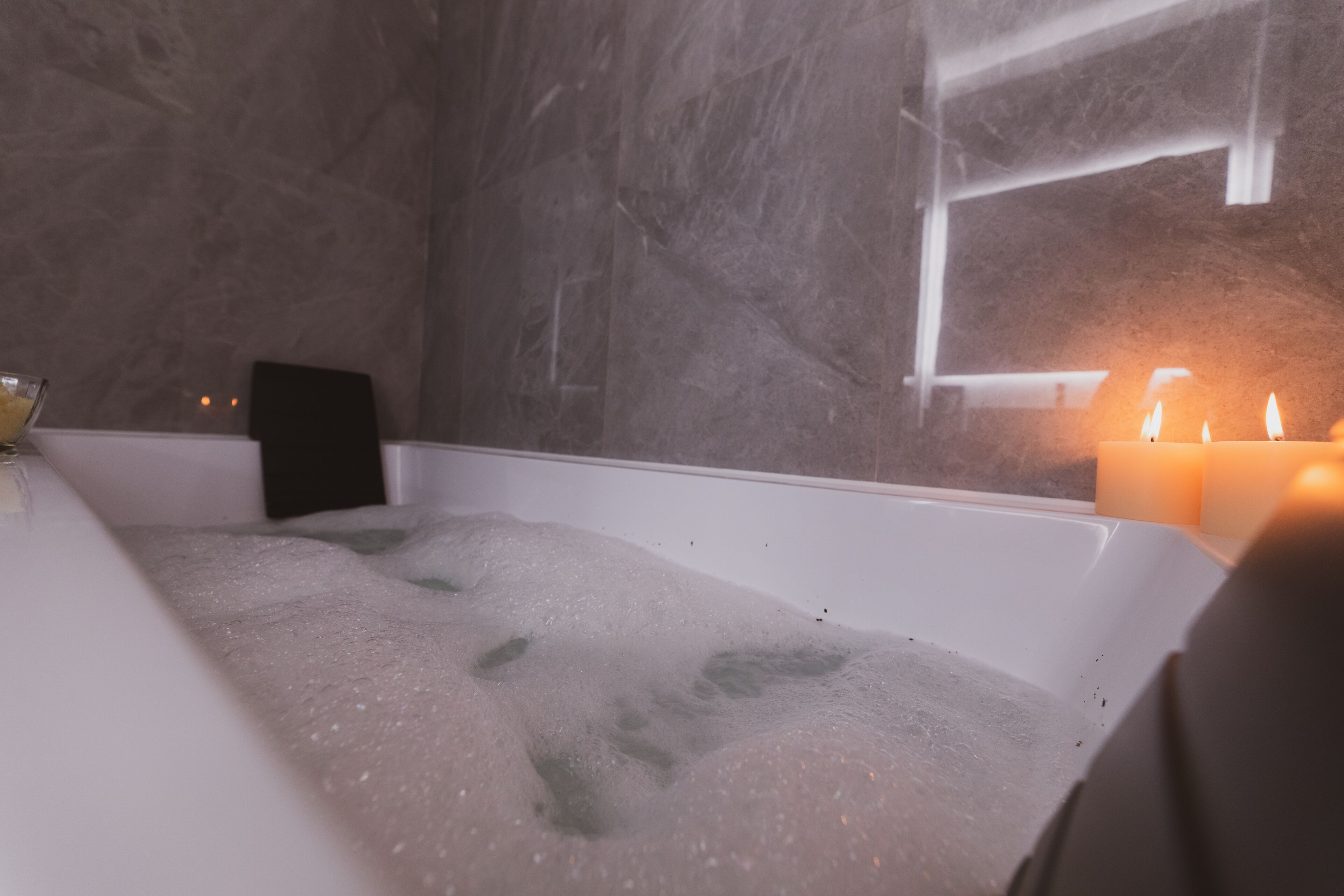 deluxe double room (con vasca idromassaggio) | bathroom | shower, hydromassage showerhead, designer toiletries, hair dryer