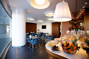 Daily continental breakfast (EUR 10 per person)