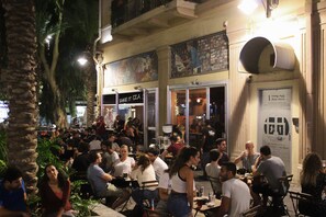 Outdoor dining - 1926 Designed Apartments Hotel (Haifa)