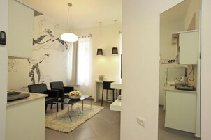 开间 (Double - Stairs Access) | 客厅 | 32-英寸电视（配备卫星频道）