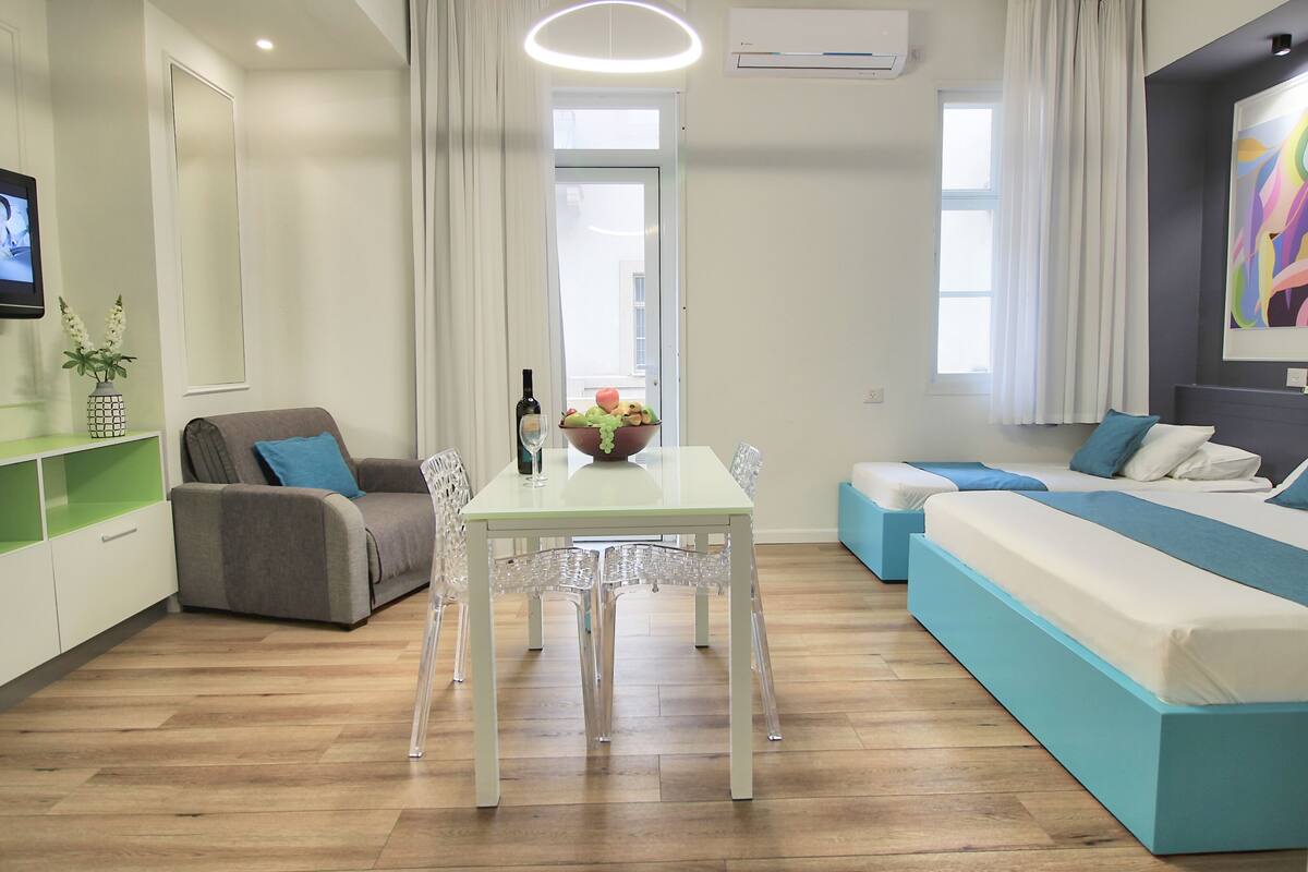 Un espacio habitable moderno con una mesa de comedor, sofá y sillones.