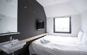 Chambre double, salle de bains commune (up to 2 guests including children) | Lit avec matelas en mousse à mémoire, rideaux d’obscurcissement