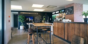 Lobby-lounge