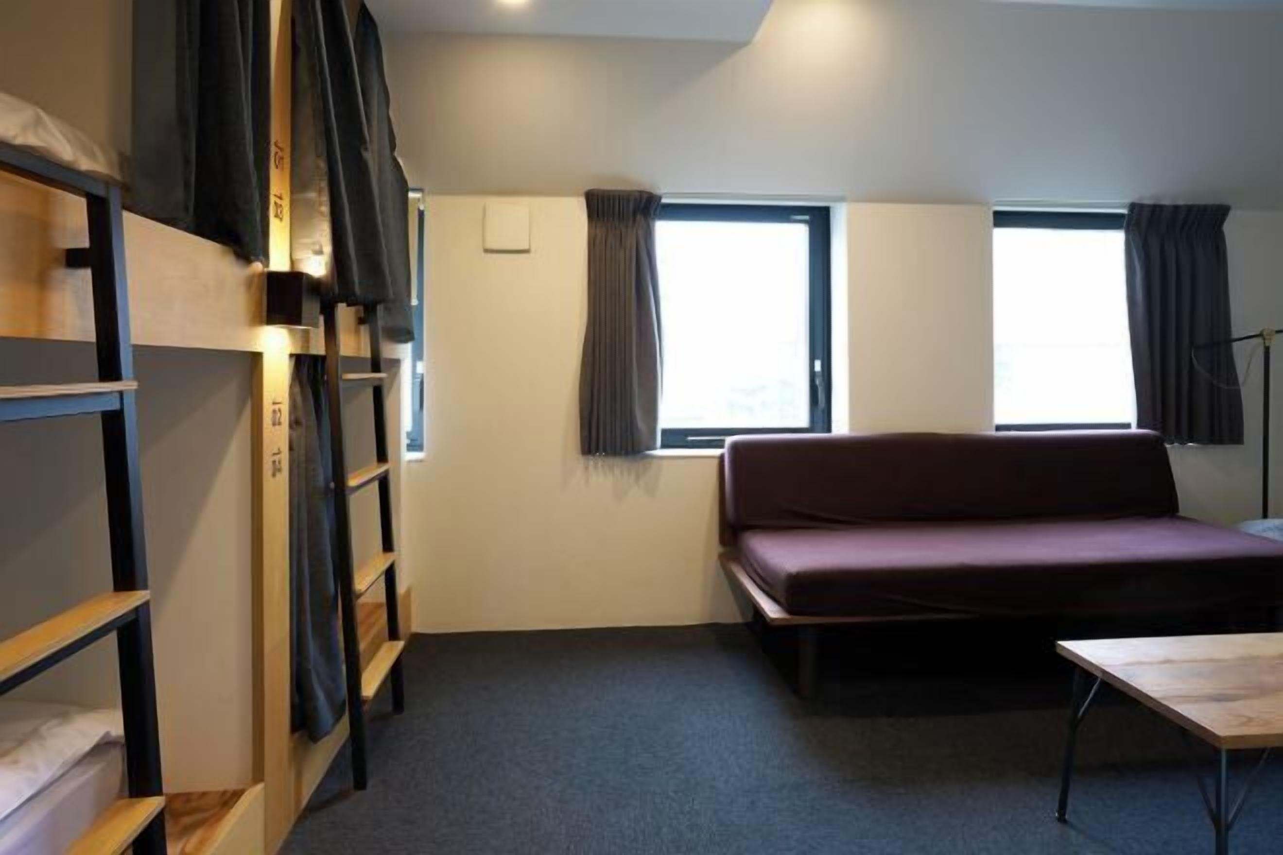 低反発ベッド、遮光カーテン、アイロン / アイロン台、WiFi (無料)