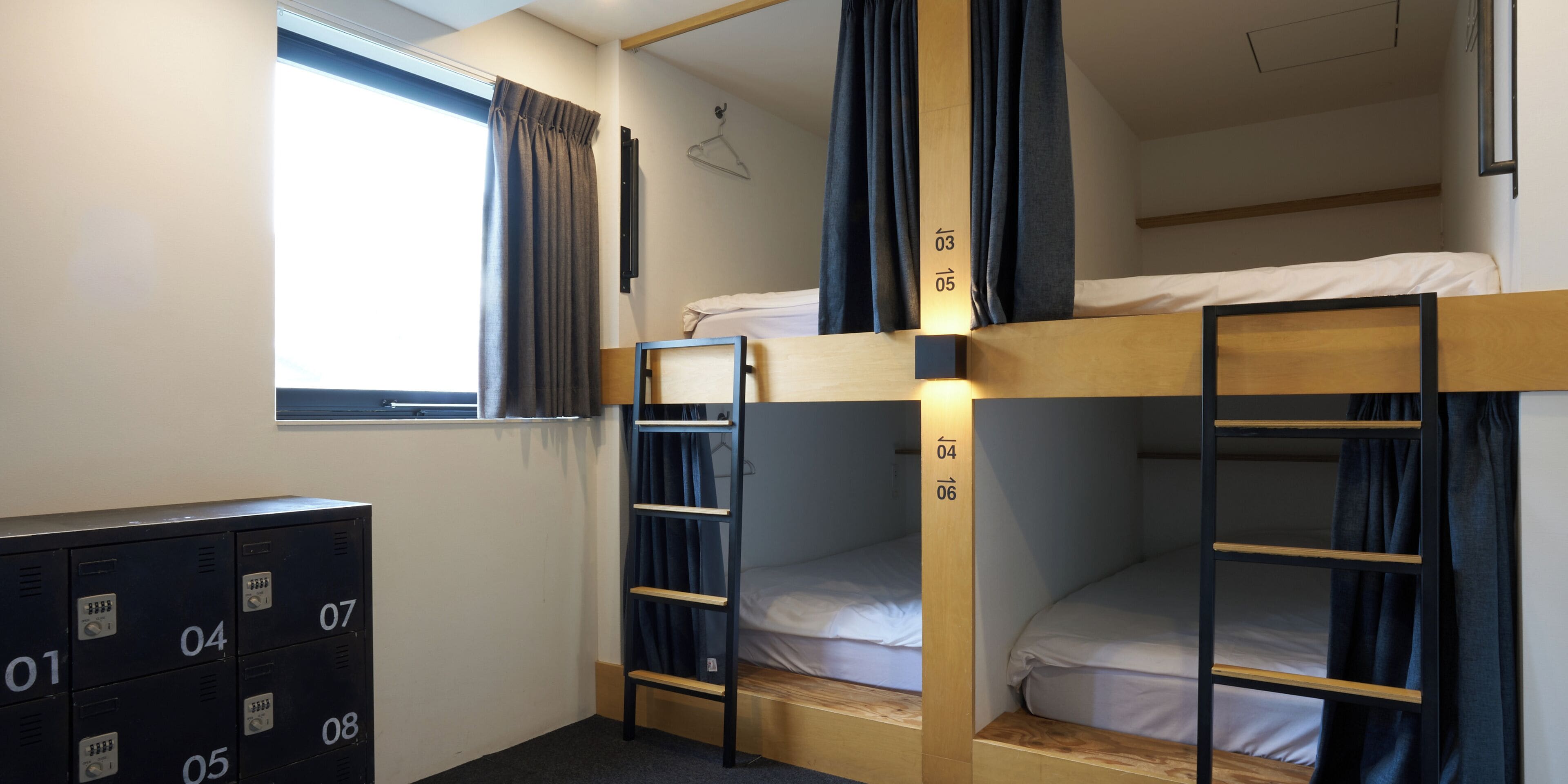 Betten mit Memory-Foam-Matratzen, Verdunkelungsvorhänge
