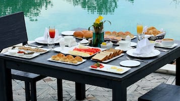 Desayuno buffet diario (INR 500 por persona)