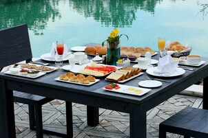Desayuno buffet diario (INR 500 por persona)