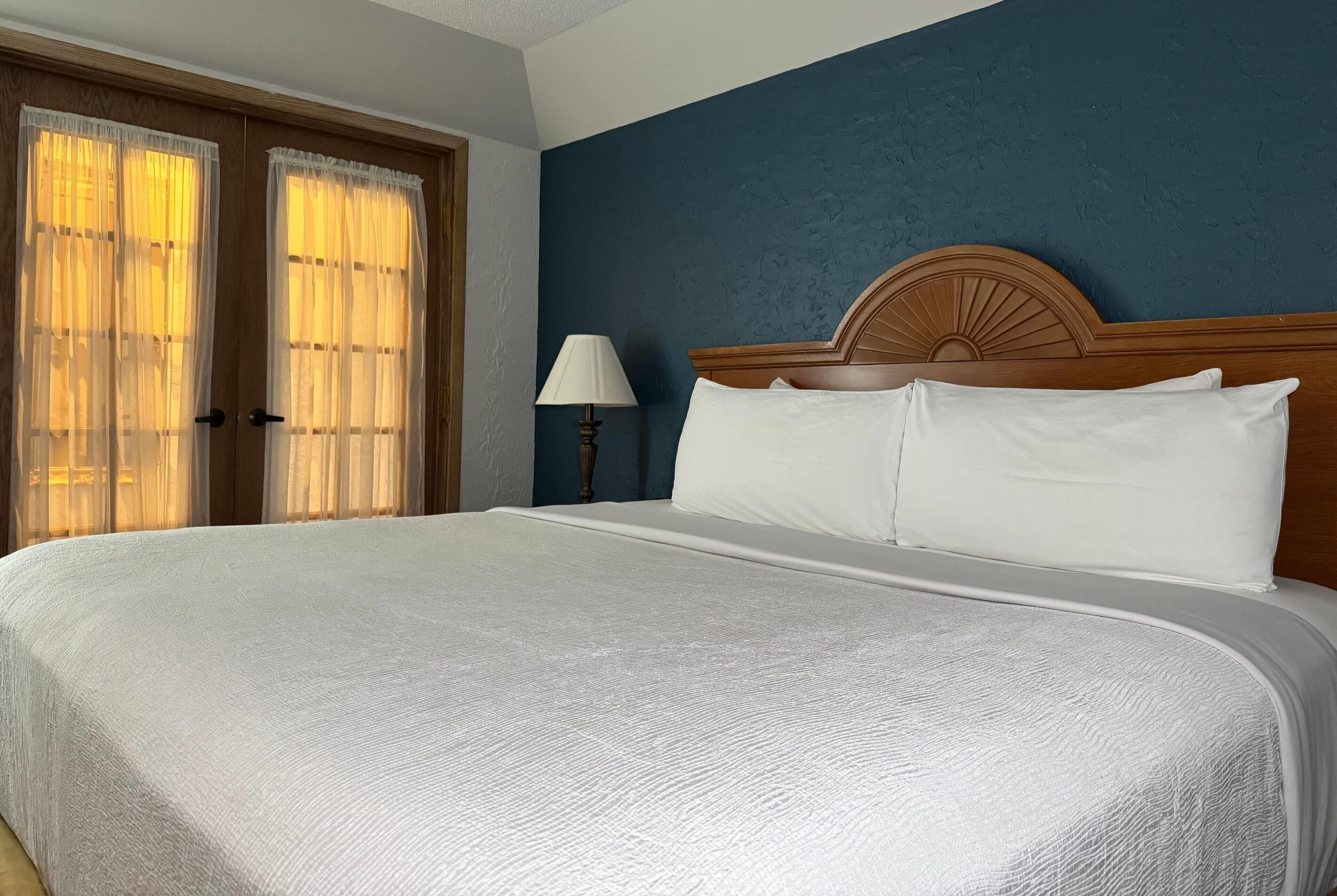 行政套房, 1 张特大床, 无烟房 | 笔记本电脑工作区、遮光窗帘、熨斗/熨衣板、免费 WiFi