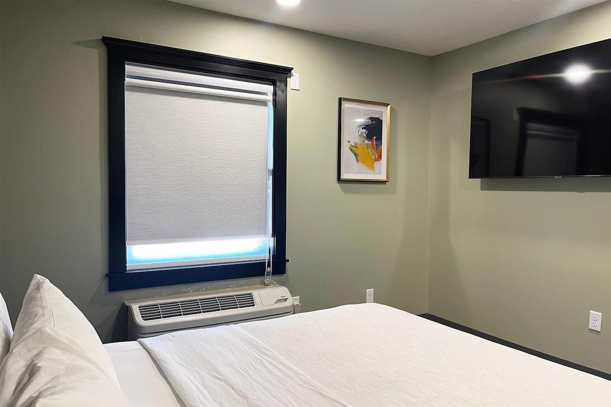 Suite, 1 Bedroom, Non Smoking | 1 bedroom, laptop workspace, blackout drapes, iron/ironing board