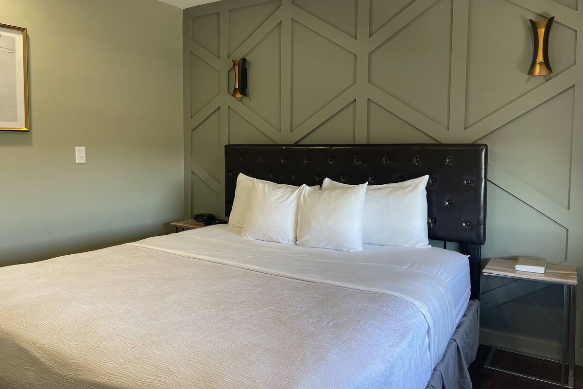 Premium Suite, 1 Katil Raja (King) dengan Katil Sofa | 1 bilik tidur, ruang kerja komputer riba, langsir/tirai gelap terus