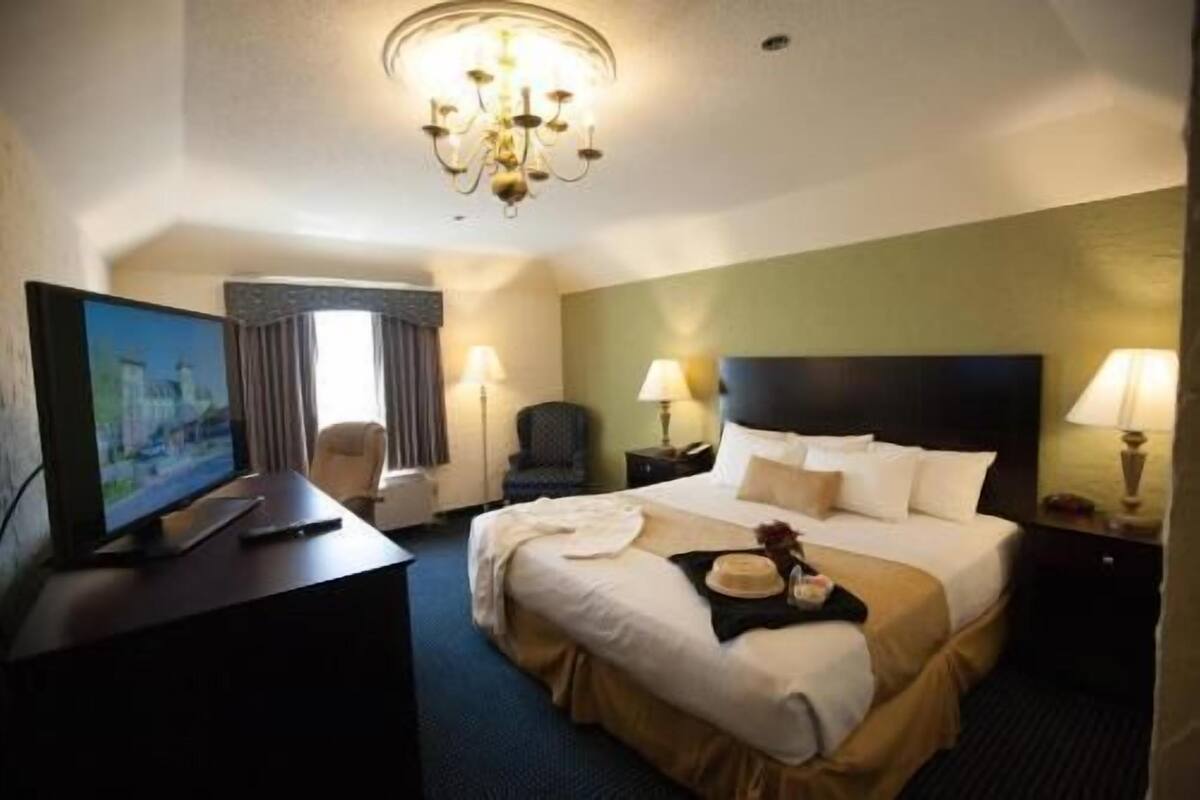 Laptop workspace, blackout drapes, iron/ironing board, free WiFi