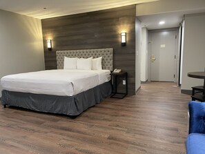 Suite estudio Premium, 1 cama King size y sofá cama | Espacio para trabajar con laptop y cortinas blackout 