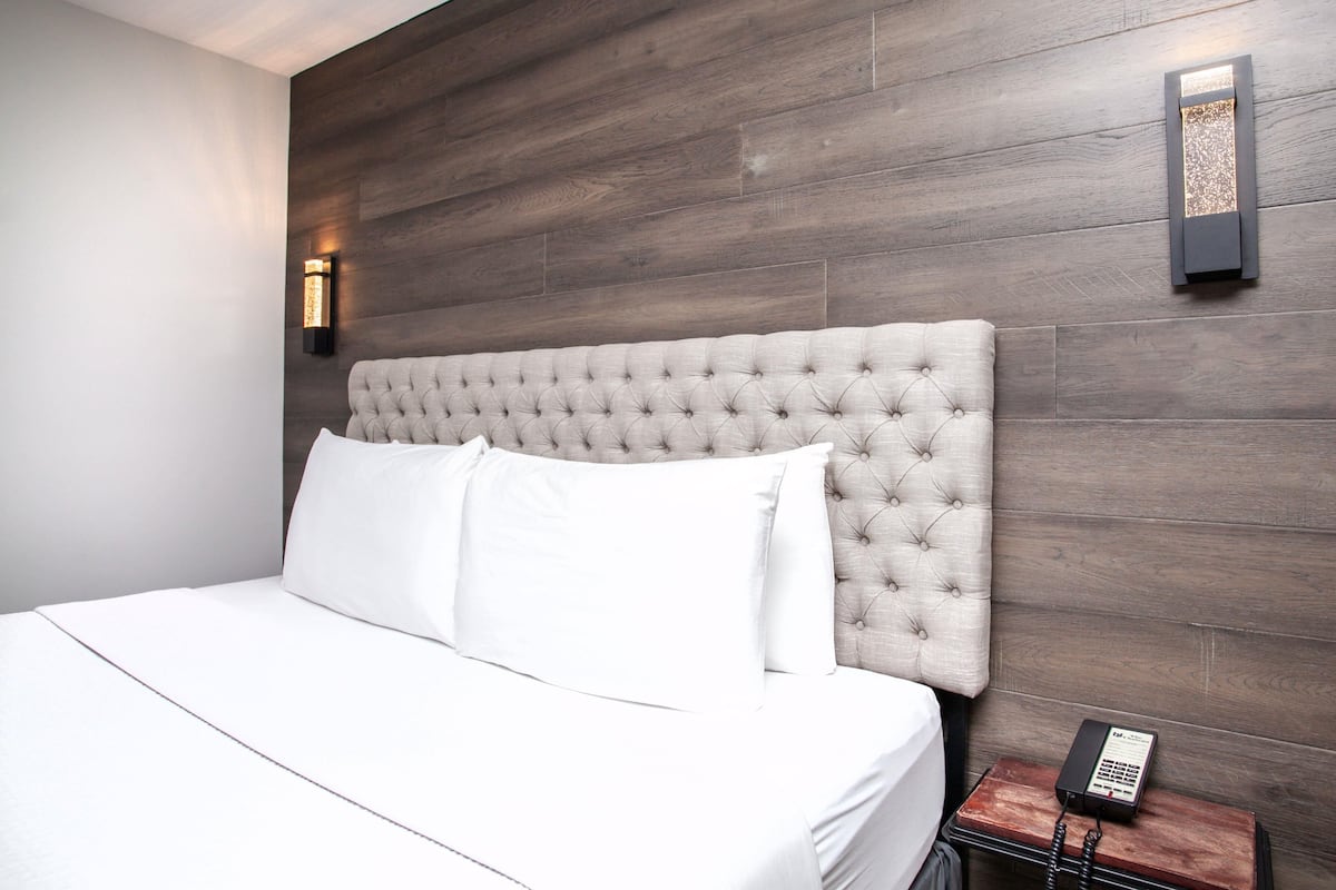 Deluxe Studio Suite, 1 King Bed, Non Smoking | Laptop workspace, blackout curtains, iron/ironing board, free WiFi