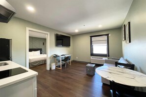 Suíte, 1 quarto, para não fumantes | Espaço de trabalho para notebook, cortinas blackout