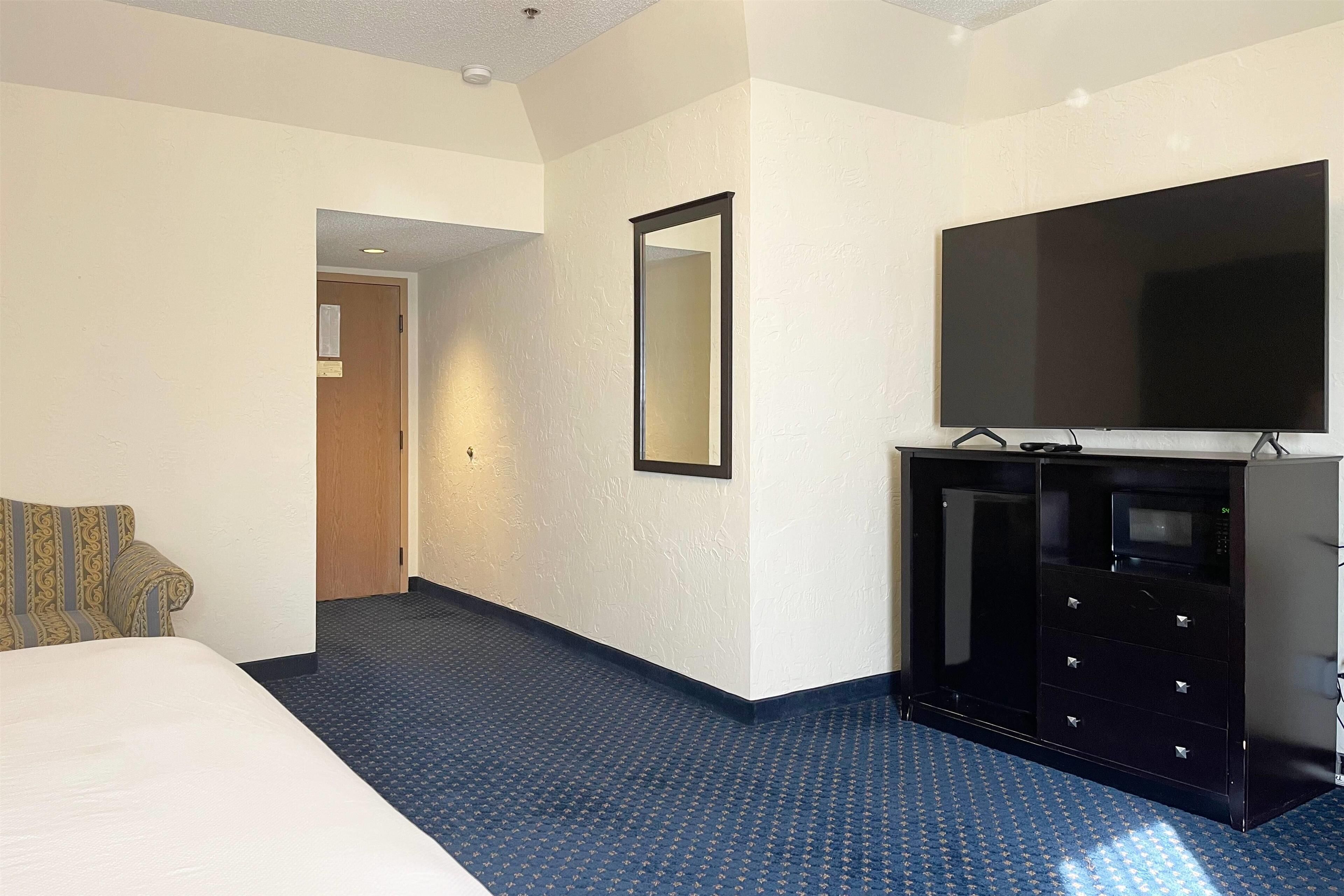 小型套房, 1 张特大床, 无烟房 | 笔记本电脑工作区、遮光窗帘、熨斗/熨衣板、免费 WiFi