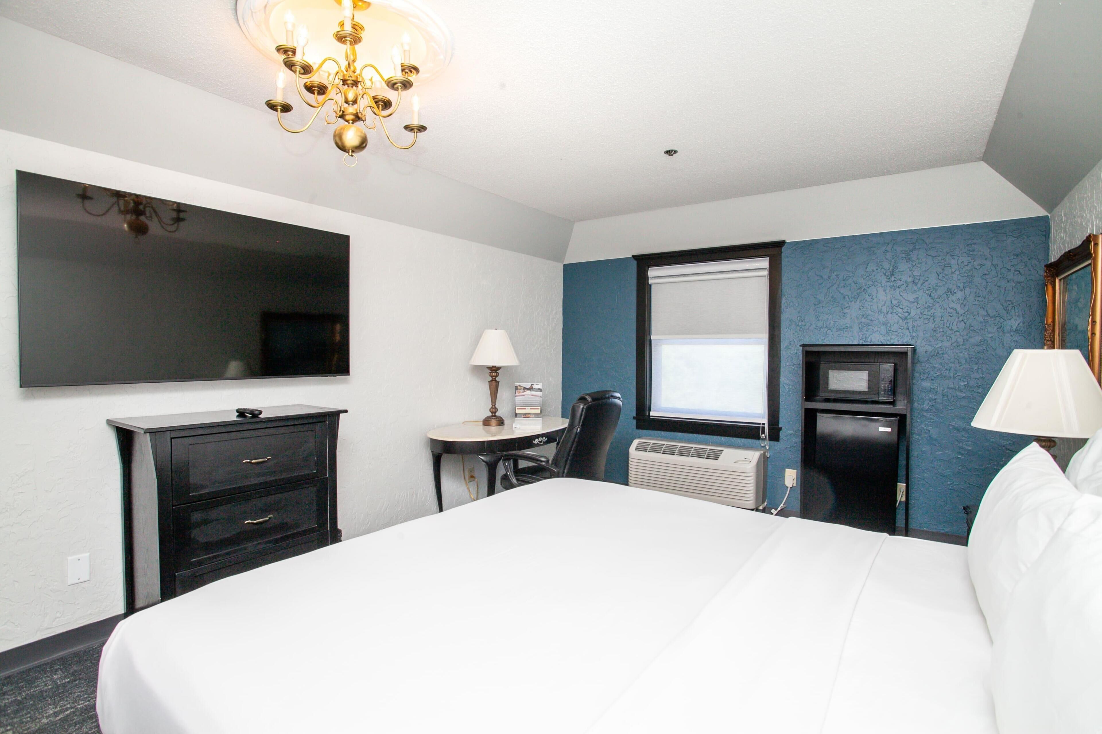 Deluxe Room, 1 King Bed, Non Smoking | Laptop workspace, blackout drapes, iron/ironing board, WiFi (free)