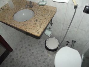 Ducha, artículos de higiene personal gratuitos y toallas