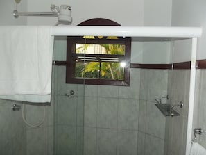 Regadera, amenidades de baño gratuitas, toallas