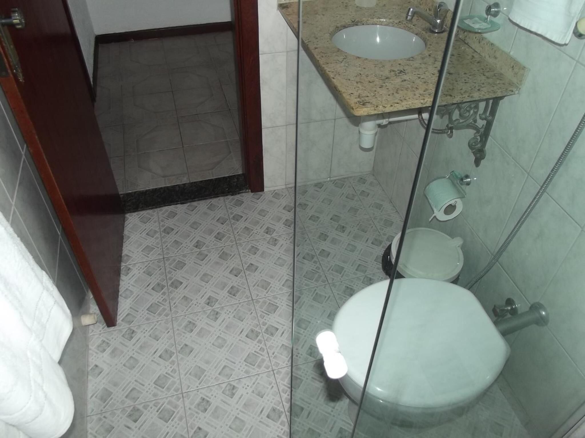 shower, free toiletries, towels