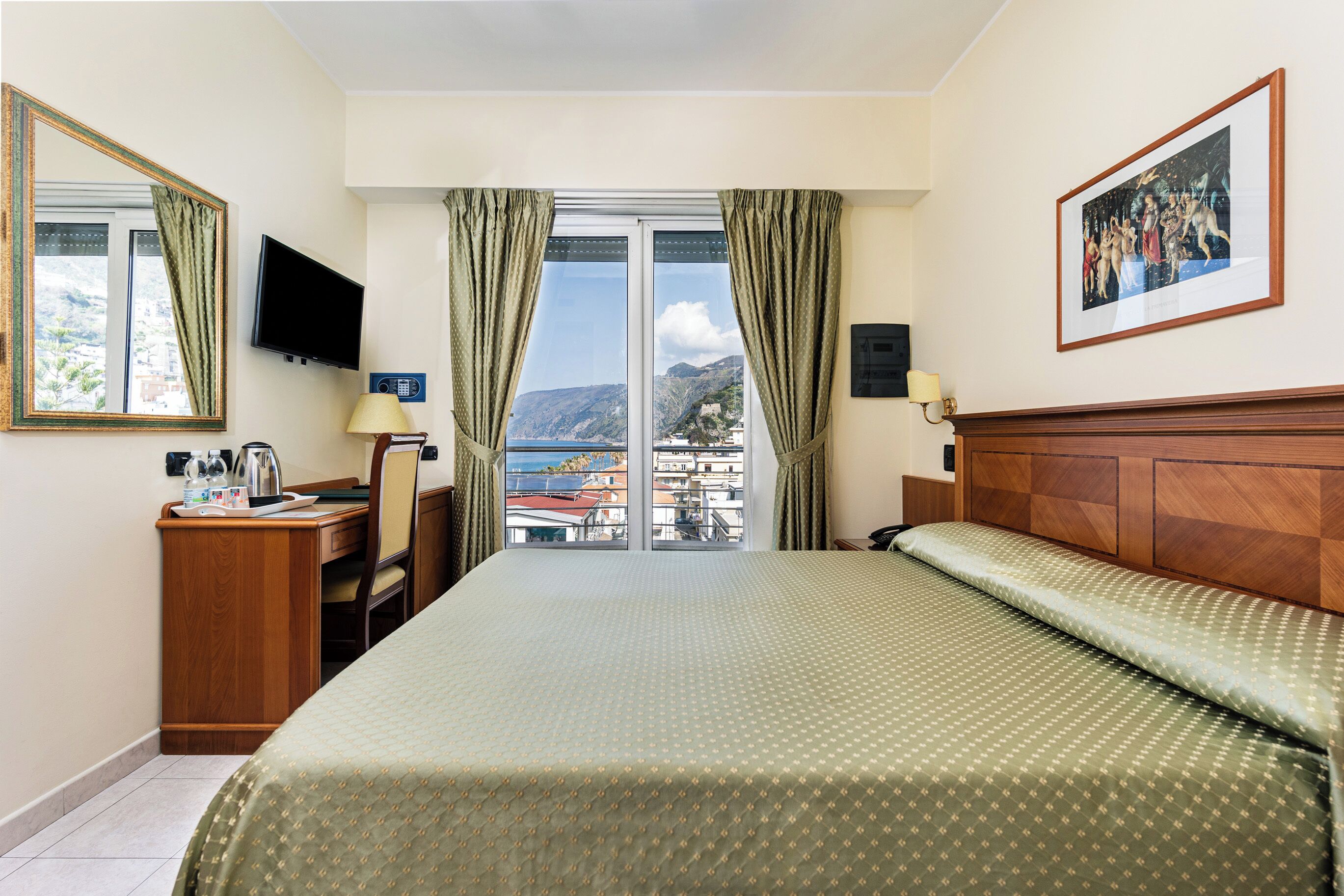 Economy Room | Minibar, in-room safe, desk, soundproofing