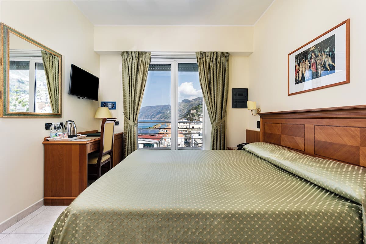 Economy Room | Minibar, in-room safe, desk, soundproofing