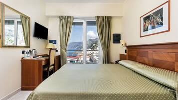 Chambre Ăconomique | Minibar, coffres-forts dans les chambres, bureau, chambres insonorisĂ©es