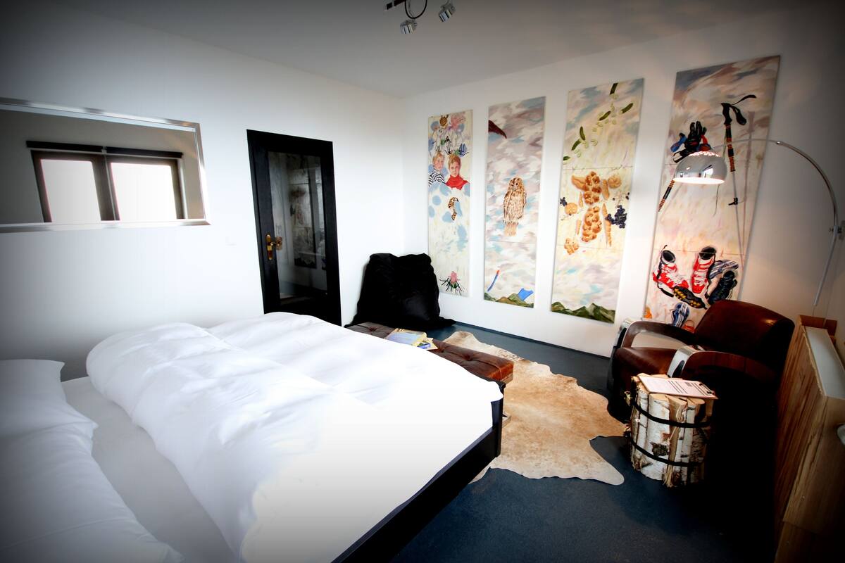 Standard Room, 1 King Bed | Egyptian cotton sheets, premium bedding, down duvets, free minibar