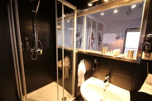 Rainfall showerhead, free toiletries, hair dryer, bathrobes