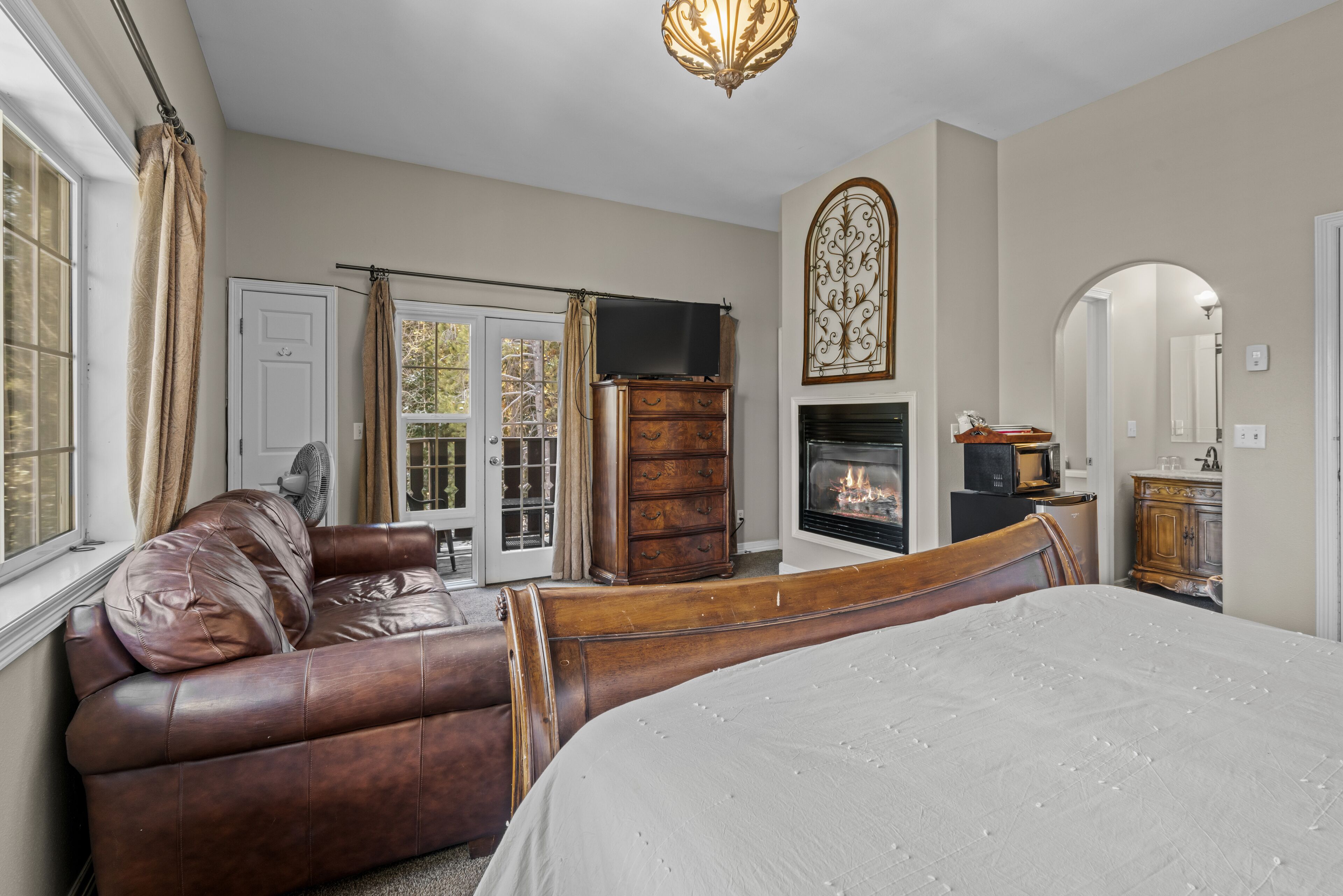 Suite, 1 King Bed with Sofa bed (Suite 1) | Living area | 42-inch TV with cable channels