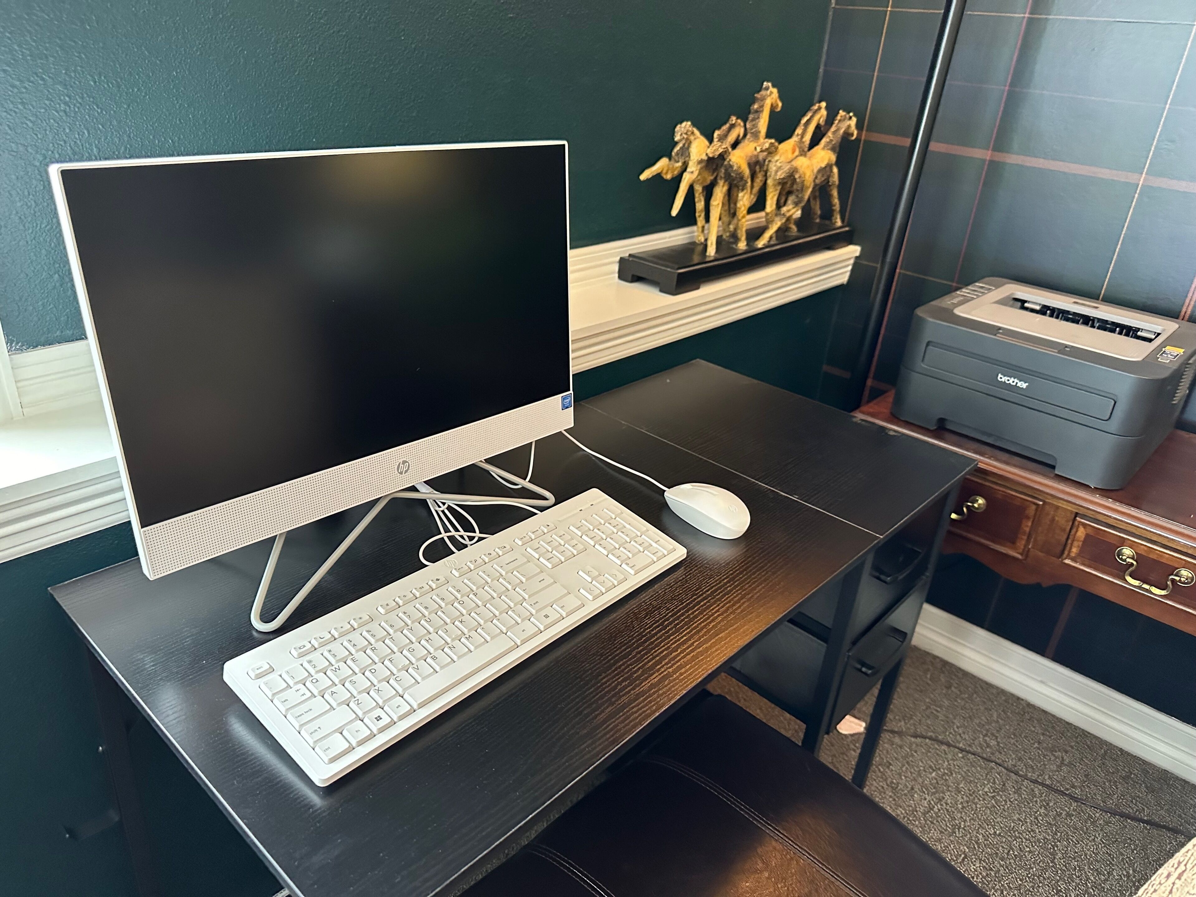 Un escritorio con una computadora de escritorio, teclado y ratón.