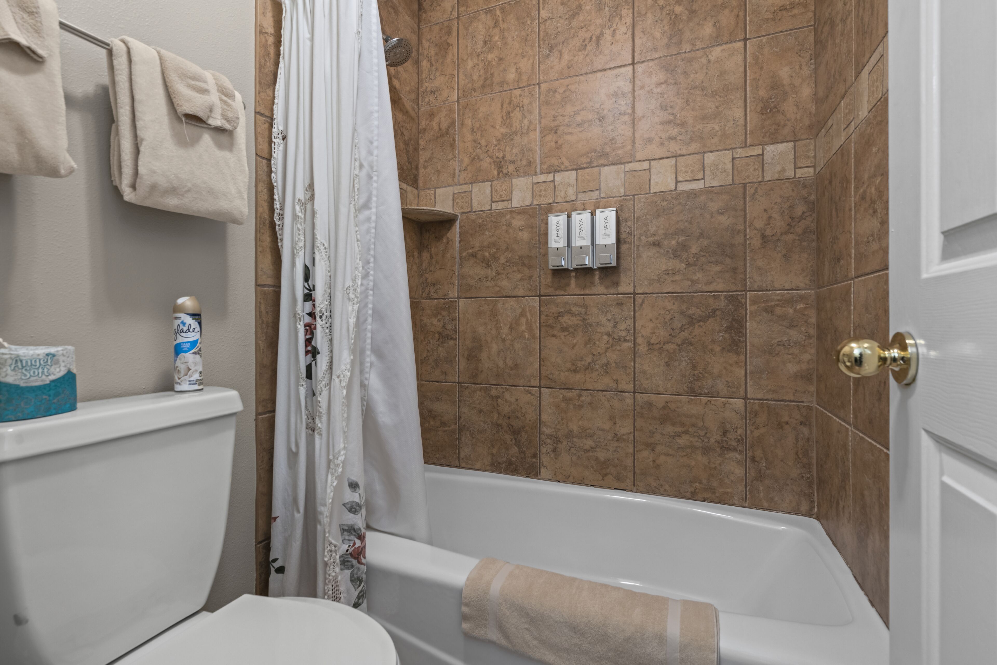 Un baño con ducha, inodoro y bañera.